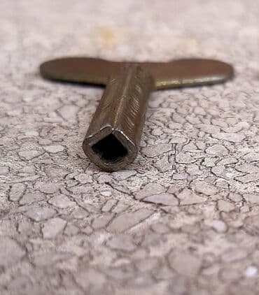 Antique devices: Stari ključ za navijanje satova- igračaka Iz 80-tih godina. Sluze at lalafo.rs — 2 Antique devices: Stari ključ za navijanje satova- igračaka Iz 80-tih godina. Sluze — 2