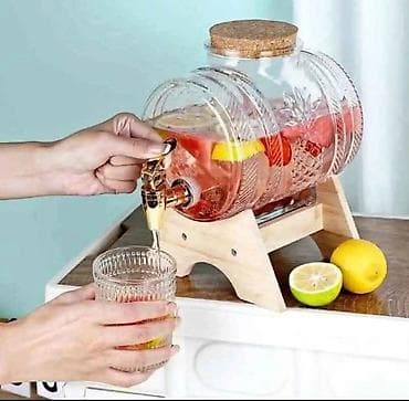 Stakleni dispenzer za piće u obliku bačvice sa postoljem - Materijal na lalafo.rs — 2 Stakleni dispenzer za piće u obliku bačvice sa postoljem - Materijal — 2