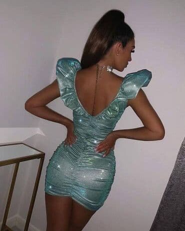 Sjajna mini haljina sa naborima i dubokim V izrezom - Kroj: uska mini na lalafo.rs Sjajna mini haljina sa naborima i dubokim V izrezom - Kroj: uska mini