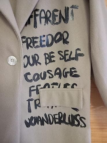 Bež ženski kaput sa printom - Model: duži kaput ravnog kroja, dužine at lalafo.rs — 8 Bež ženski kaput sa printom - Model: duži kaput ravnog kroja, dužine — 8