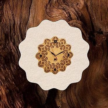 Drveni zidni sat sa otvorenim cvetnim dezenom nudi jedinstven dodir na lalafo.rs — 2 Drveni zidni sat sa otvorenim cvetnim dezenom nudi jedinstven dodir — 2