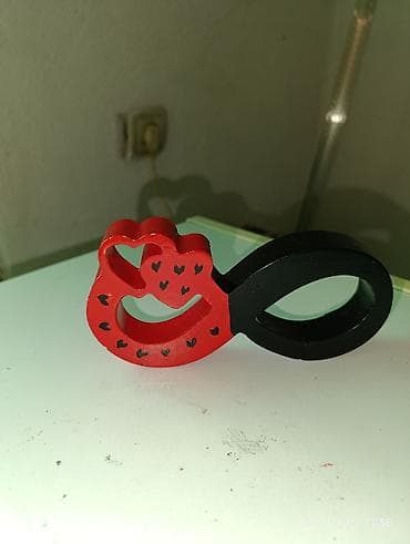 Ukras od gipsa u obliku znaka beskonačnosti, obojen u crno i crveno na lalafo.rs — 1 Ukras od gipsa u obliku znaka beskonačnosti, obojen u crno i crveno — 1