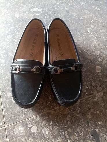 Crne ženske mokasine sa ukrasnom metalnom kopčom. Elegantan i udoban na lalafo.rs — 1 Crne ženske mokasine sa ukrasnom metalnom kopčom. Elegantan i udoban — 1