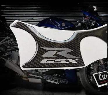 Suzuki GSXR Carbon Štitnik kormana - Stikeri za motore- 1943 📌 Opis na lalafo.rs Suzuki GSXR Carbon Štitnik kormana - Stikeri za motore- 1943 📌 Opis