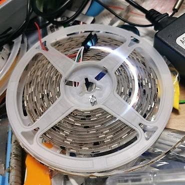 Led traka Magična preko mobilnog telefona i tastera i daljin. Led na lalafo.rs — 10 Led traka Magična preko mobilnog telefona i tastera i daljin. Led — 10