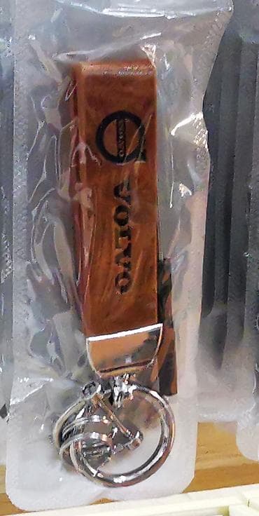 Kožni privezak za ključeve brenda Volvo. Privezak je braon boje sa na lalafo.rs — 1 Kožni privezak za ključeve brenda Volvo. Privezak je braon boje sa — 1