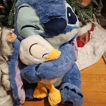 Plišana igračka – lik inspirisan Stičom koji grli patkicu Stitch sa na lalafo.rs — 4 Plišana igračka – lik inspirisan Stičom koji grli patkicu Stitch sa — 4