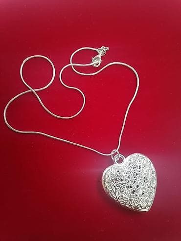 Srebrna ogrlica sa priveskom u obliku srca - Materijal: metal u na lalafo.rs — 1 Srebrna ogrlica sa priveskom u obliku srca - Materijal: metal u — 1