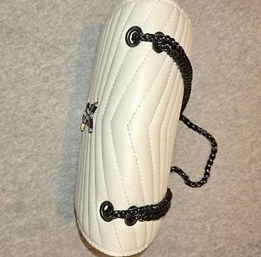 Bela ženska torbica sa lancem – klasičan “envelope” model - na lalafo.rs — 3 Bela ženska torbica sa lancem – klasičan “envelope” model - — 3