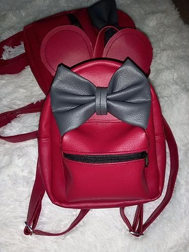 Crveni mini ranac sa dekorativnim ušima i velikom sivom mašnom - na lalafo.rs — 2 Crveni mini ranac sa dekorativnim ušima i velikom sivom mašnom - — 2