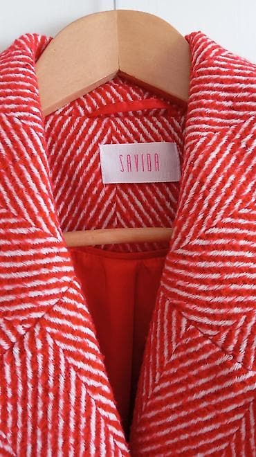 Ženski kaput Savida – upečatljiv crveno‑beli dezen „riblja kost”. - na lalafo.rs — 3 Ženski kaput Savida – upečatljiv crveno‑beli dezen „riblja kost”. - — 3