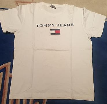 Tommy HILFIGER - Tommy jeans bela majica. Velicina xl, ali manja na lalafo.rs Tommy HILFIGER - Tommy jeans bela majica. Velicina xl, ali manja