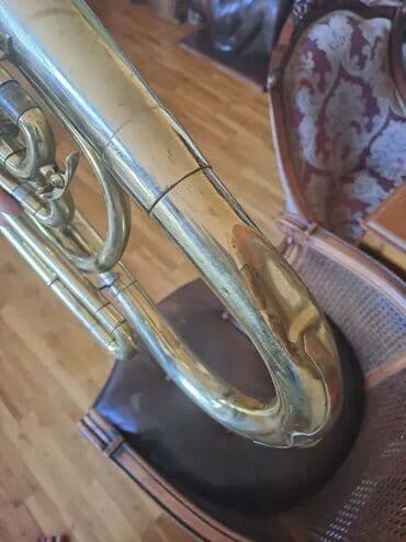 Guitars: Bariton horn, instrument sa par ostecenja kao sto se vidi na slikama at lalafo.rs — 4 Guitars: Bariton horn, instrument sa par ostecenja kao sto se vidi na slikama — 4