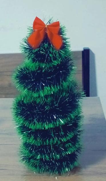 Dekorativna novogodišnja jelka od zelene svetlucave girlande. Konusni na lalafo.rs — 1 Dekorativna novogodišnja jelka od zelene svetlucave girlande. Konusni — 1