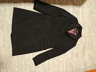 Elegantni ženski kaput – crni, klasičnog kroja, dužine do iznad na lalafo.rs Elegantni ženski kaput – crni, klasičnog kroja, dužine do iznad