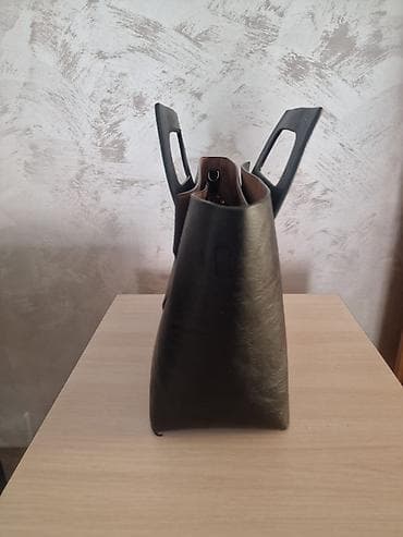 MOSCHINO crna torba sa ručkama - Model: tote/ručna torba sa at lalafo.rs — 4 MOSCHINO crna torba sa ručkama - Model: tote/ručna torba sa — 4