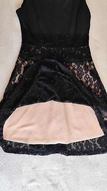 Ženska mini haljina bez rukava sa crnim gornjim delom i crnom čipkom na lalafo.rs — 4 Ženska mini haljina bez rukava sa crnim gornjim delom i crnom čipkom — 4