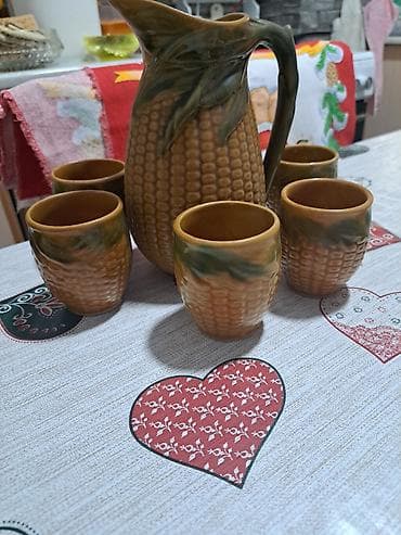 Keramički set bokal + čašice, motiv klipa kukuruza. - Set sadrži: 1 na lalafo.rs Keramički set bokal + čašice, motiv klipa kukuruza. - Set sadrži: 1