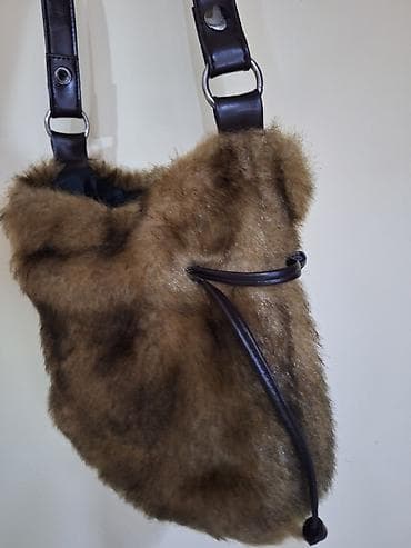 Torbica preko ramena od veštačkog krzna, sa kožnim detaljima. - na lalafo.rs — 1 Torbica preko ramena od veštačkog krzna, sa kožnim detaljima. - — 1