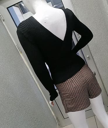 Crni, rebrasti crop top dugih rukava sa pertlanjem u predelu stomaka at lalafo.rs — 3 Crni, rebrasti crop top dugih rukava sa pertlanjem u predelu stomaka — 3