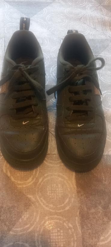 Patike Nike br 38. Original imaju malo oštećenje na desnoj panici od na lalafo.rs Patike Nike br 38. Original imaju malo oštećenje na desnoj panici od