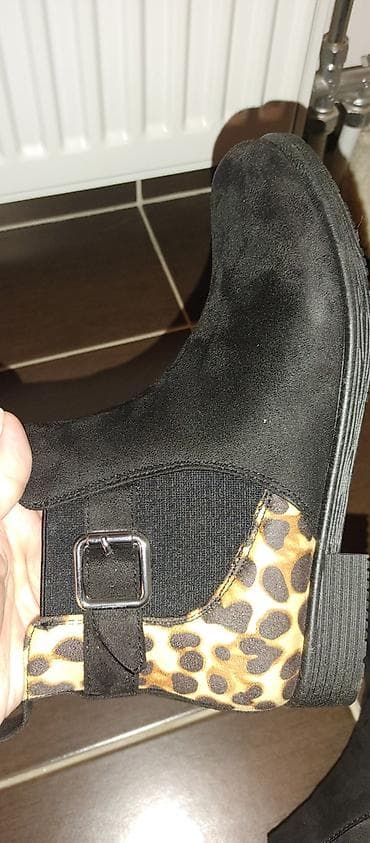 Zenske čizme do članaka, crne sa detaljima u leopard printu. - Model na lalafo.rs — 4 Zenske čizme do članaka, crne sa detaljima u leopard printu. - Model — 4