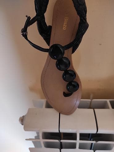 Crne sandale unutrašnje gaziste 24. Odgovaraju broju 37.5 Brend Suzi na lalafo.rs — 3 Crne sandale unutrašnje gaziste 24. Odgovaraju broju 37.5 Brend Suzi — 3