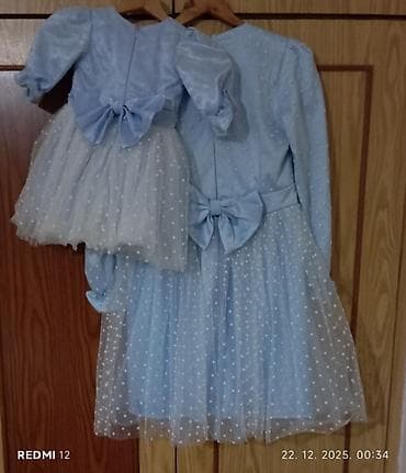 Komplet usklađenih haljina za mamu i ćerku – svetloplave boje sa belim na lalafo.rs — 1 Komplet usklađenih haljina za mamu i ćerku – svetloplave boje sa belim — 1