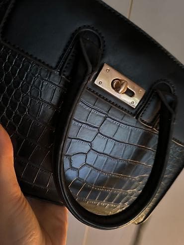 Elegantna crna torba sa teksturom krokodilske kože novo - Materijal na lalafo.rs — 2 Elegantna crna torba sa teksturom krokodilske kože novo - Materijal — 2