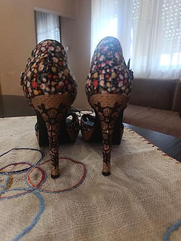 Štikle sa otvorenim prstima i platformom, ukrašene raznobojnim cvetnim at lalafo.rs — 2 Štikle sa otvorenim prstima i platformom, ukrašene raznobojnim cvetnim — 2