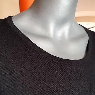 Crna ženska tunika/haljina sa dugim rukavima i okruglim izrezom. Model na lalafo.rs — 2 Crna ženska tunika/haljina sa dugim rukavima i okruglim izrezom. Model — 2