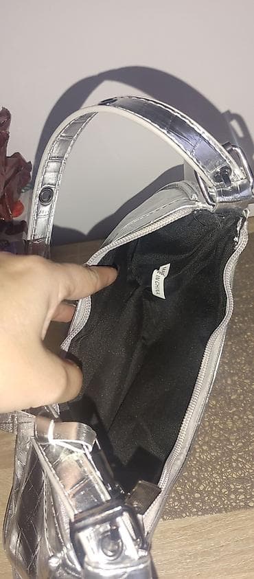 eko koza sa: Srebrna ženska torbica – baguette/shoulder model - Materijal: sjajna na lalafo.rs — 4 eko koza sa: Srebrna ženska torbica – baguette/shoulder model - Materijal: sjajna — 4