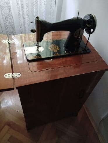 Šivaća mašina sa ugrađenim drvenim ormarićem/šivaćim stolom. - na lalafo.rs — 1 Šivaća mašina sa ugrađenim drvenim ormarićem/šivaćim stolom. - — 1