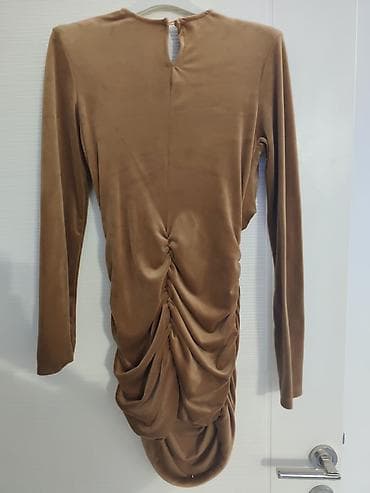 Elegantna haljina od somota u karamel/nude nijansi. Novo - Model na lalafo.rs — 4 Elegantna haljina od somota u karamel/nude nijansi. Novo - Model — 4