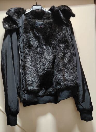 Crna ženska jakna sa krznom i kapuljačom. - Spoljašnji materijal na lalafo.rs Crna ženska jakna sa krznom i kapuljačom. - Spoljašnji materijal