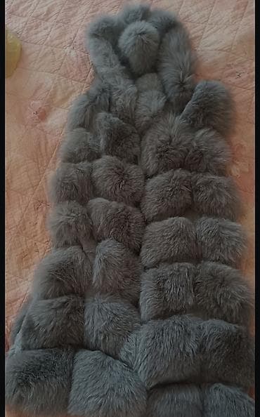 Siva ženska bunda/prsluk od krzna sa kapuljačom. - Model: bez rukava na lalafo.rs — 2 Siva ženska bunda/prsluk od krzna sa kapuljačom. - Model: bez rukava — 2