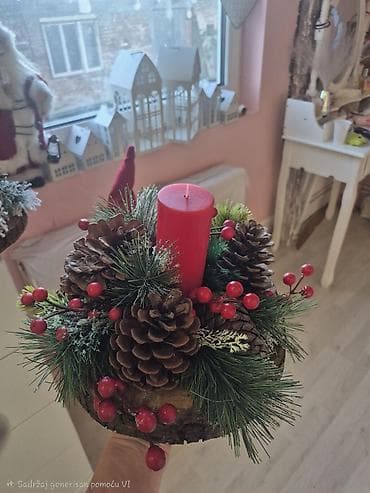 Božićni stolni aranžman sa svećom - Ručni aranžman na drvenoj podlozi na lalafo.rs — 2 Božićni stolni aranžman sa svećom - Ručni aranžman na drvenoj podlozi — 2