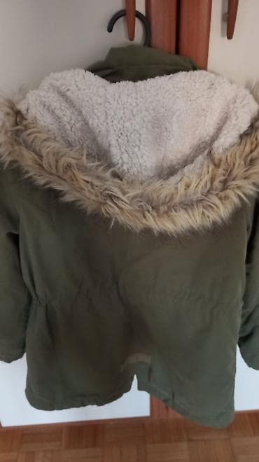 H&M dečija zimska parka jakna - Boja: maslinasto zelena - Model na lalafo.rs — 3 H&M dečija zimska parka jakna - Boja: maslinasto zelena - Model — 3