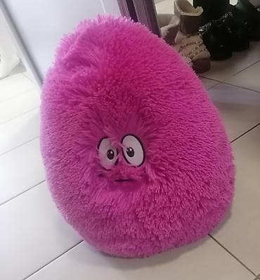 Mekani plišani jastuk/plišanka – ljubičasto‑roze “pufna” sa očima i na lalafo.rs — 2 Mekani plišani jastuk/plišanka – ljubičasto‑roze “pufna” sa očima i — 2
