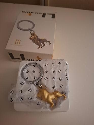 Privjesak za ključeve – zlatni lav sa krunom - Brend: Metamorphose na lalafo.rs — 1 Privjesak za ključeve – zlatni lav sa krunom - Brend: Metamorphose — 1