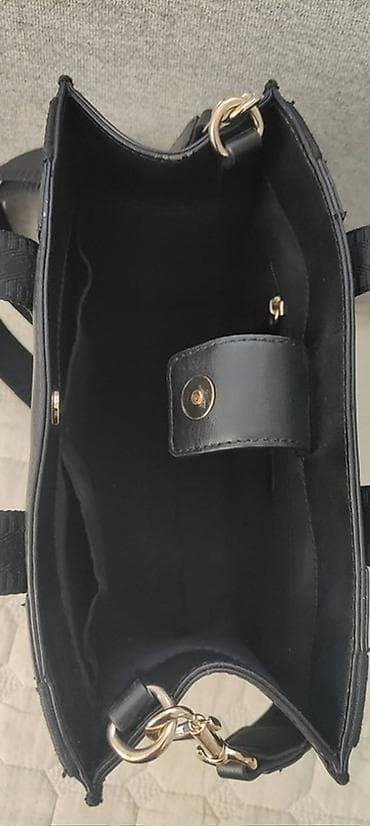 Crna Tommy Hilfiger torba modernog dizajna, pogodna za svakodnevnu na lalafo.rs — 6 Crna Tommy Hilfiger torba modernog dizajna, pogodna za svakodnevnu — 6