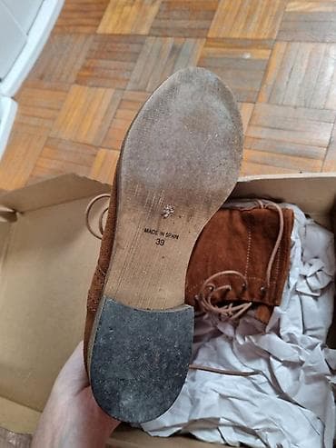 Ženske čizme od brušene kože, španski proizvođač. Veličina 39 (oznaka at lalafo.rs — 2 Ženske čizme od brušene kože, španski proizvođač. Veličina 39 (oznaka — 2