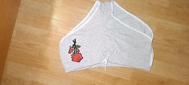 Sive ženske šorts-pantaleonice sa vezom ruže. Model je kratkog kroja na lalafo.rs Sive ženske šorts-pantaleonice sa vezom ruže. Model je kratkog kroja