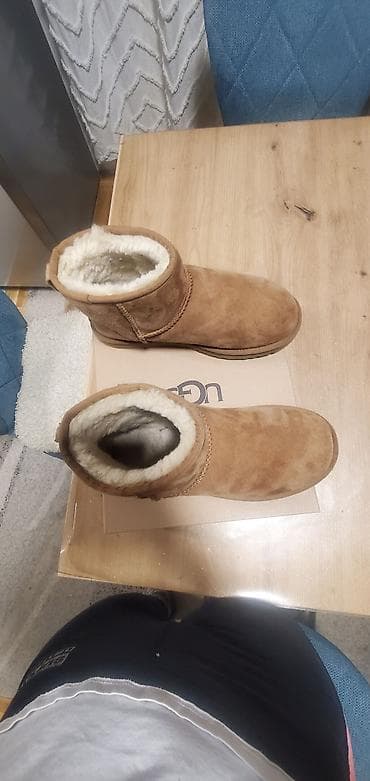 Ugg obuća 39, bоја - Braon na lalafo.rs — 1 Ugg obuća 39, bоја - Braon — 1