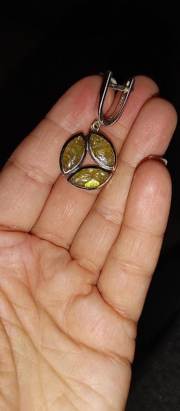 Earrings: Srebrne minđuše sa zelenim umetnutim kamenjem - Materijal: srebro at lalafo.rs — 4 Earrings: Srebrne minđuše sa zelenim umetnutim kamenjem - Materijal: srebro — 4