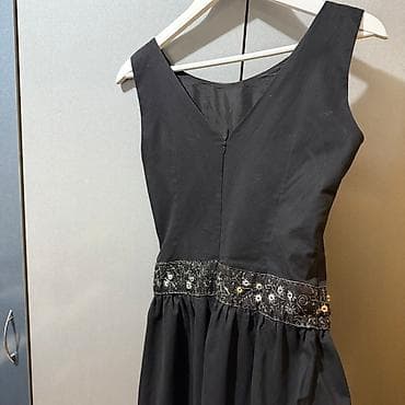 Elegantna crna haljina bez rukava, idealna za svečane prilike. Haljina na lalafo.rs — 4 Elegantna crna haljina bez rukava, idealna za svečane prilike. Haljina — 4