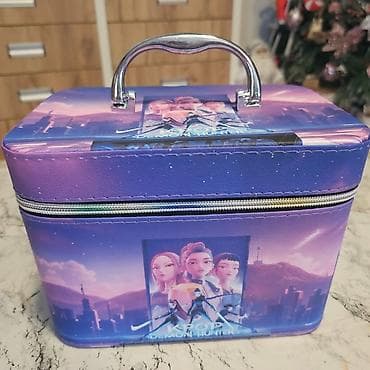 Kozmetička torbica sa ručkom – KPOP Demon Hunters motiv - Tvrda na lalafo.rs — 1 Kozmetička torbica sa ručkom – KPOP Demon Hunters motiv - Tvrda — 1