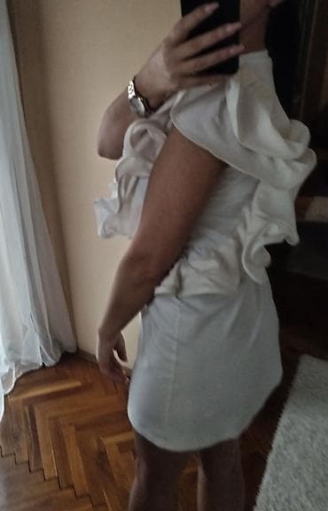 Haljina u beloj boji od pamuka, dozajnerskog izgleda sa valovitim na lalafo.rs — 2 Haljina u beloj boji od pamuka, dozajnerskog izgleda sa valovitim — 2