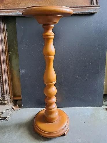 Stilske lampe: Drveni stender, visine 61cm a precnik gornje ploce 21cm na lalafo.rs — 1 Stilske lampe: Drveni stender, visine 61cm a precnik gornje ploce 21cm — 1