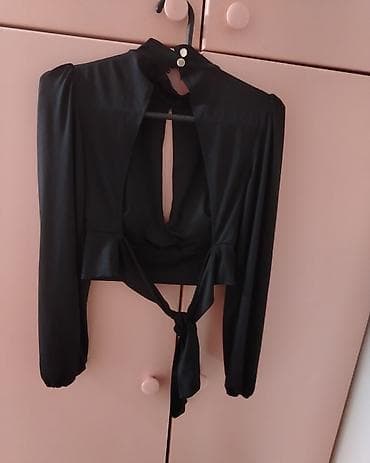 Terranova bluza. Sa golim ledjima. Veličina XS/S, odgovara i za M na lalafo.rs Terranova bluza. Sa golim ledjima. Veličina XS/S, odgovara i za M